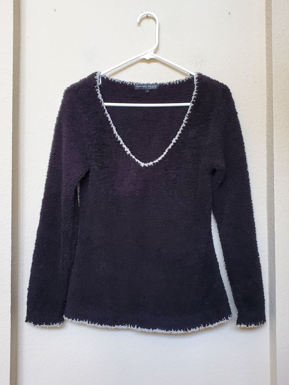 Barefoot Dreams Black Fuzzy V-Neck Sweater with White Trim.  Size Small
